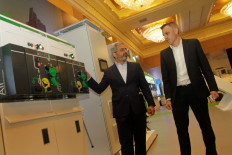 Manish Pant, East Asia and Japan zone president of Schneider Electric and Roberto Rossi, country president Schneider Electric in Indonesia and East Timor showcase the SM AirSet at the Innovation Summit 