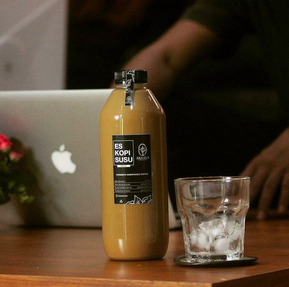 At-home ‘Java’: Aksata Coffee & Roastery offers a 1-liter bottle of coffee with milk made using Ciwidey beans from West Java and roasted in-house. (Courtesy of Aksata Coffee & Roastery)