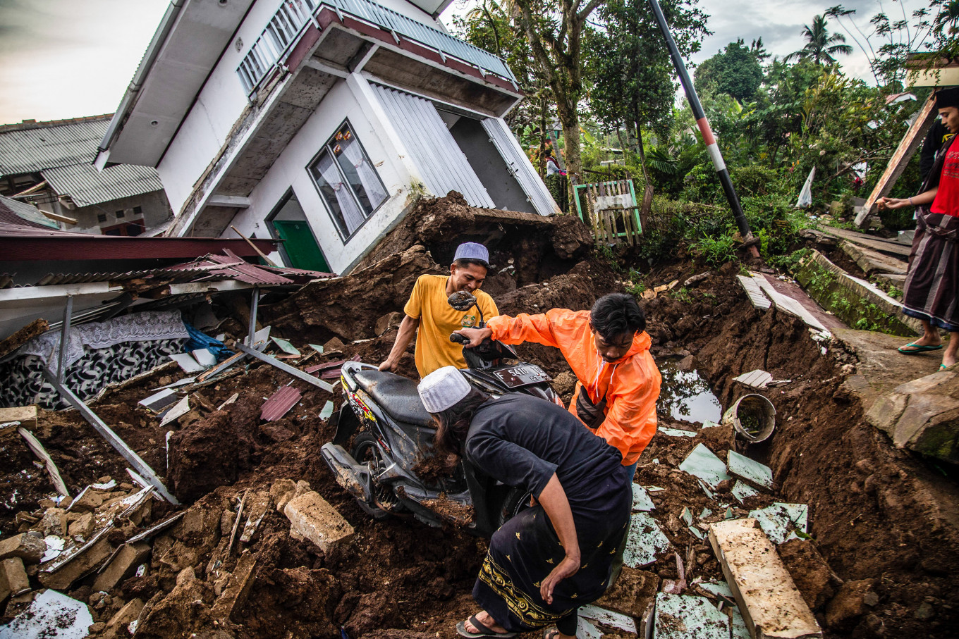 Rescue Workers Race To Find Victims Trapped By Deadly Quake Archipelago The Jakarta Post