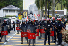 Police officers stand guard outside the National Palace, amid a visit from Malaysia's opposition leader Anwar Ibrahim and Malaysia's former Prime Minister Muhyiddin Yassin, in Kuala Lumpur, Malaysia Nov. 22, 2022. 