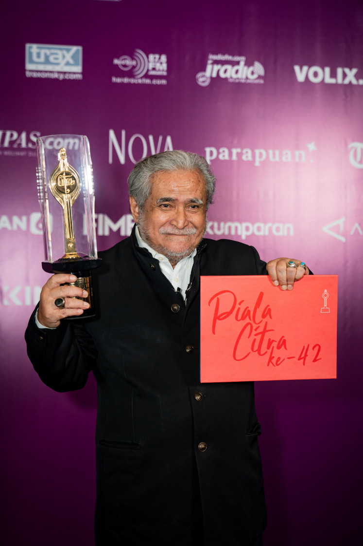 Star-studded night: Senior actor Slamet Rahardjo Djarot pose for a picture backstage after winning the best supporting actor award at the 2022 FFI on Tuesday. (Courtesy of FFI)