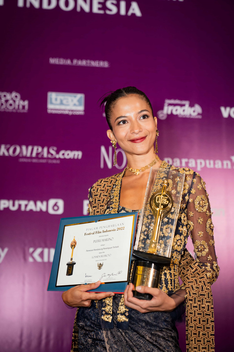 Back-to-back wins: Indonesian actress Putri Marino, who won the best actress award in 2017 for 'Posesif', wins the best supporting actress for her role in 'Losmen Bu Broto' at the 2022 FFI on Tuesday. (Courtesy of FFI)