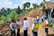 This handout picture taken and released on Nov. 24 by the Presidential Secretariat shows President Joko “Jokowi“ Widodo (center) visiting people who live in a shelter in Cianjur, West Java, following a 5.6-magnitude earthquake that killed at least 300 people.