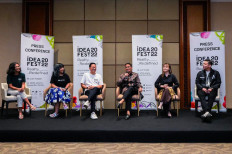 (Left to right) Dwi Sasetyaningtyas, Desy Bachir, Ben Soebiakto, Sandiaga Uno, Erika Richardo and Wanyi Hindrawan Pratiknyo hold a press conference for IdeaFest 2022. 