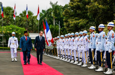 Defence Minister Prabowo Subianto (2nd left) and his French counterpart Sebastien Lecornu (3rd left) inspect the honorary guard in Jakarta, on November 25, 2022. 

