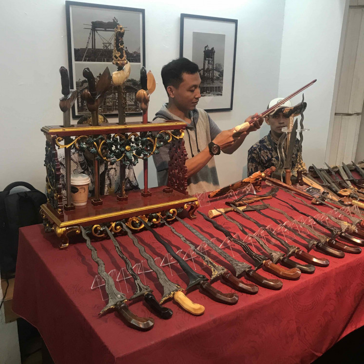 Age-old blade: Krises are displayed at Bentara Budaya. (JP/Tunggul Wirajuda)