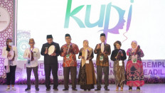 Central Java Deputy Governor Taj Yasin Maimoen (third left) and participants beat tambourines to mark the opening of the second Indonesian Women Ulema Congress (KUPI II) and the International Women Ulema Conference at Walisongo State Islamic University in Semarang on Nov. 23. The congress was held at Hasyim Asy'ari Islamic boarding school in Jepara, Central Java.