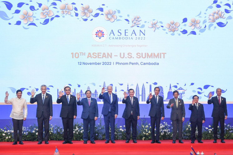 President Joko “Jokowi” Widodo (fourth right) poses with other ASEAN leaders as well as United States President Joe Biden (fifth right) at a photo session at the ASEAN-US conference on Nov. 12, 2022, held during the 40th and 41st ASEAN Summits at Sokha Hotel in Phnom Penh, Cambodia.