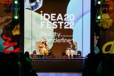 Mingling artists: Japanese artist Takashi Murakami (left) talks with singer-songwriter Hiroaki Kato on the last day of IdeaFest 2022 at Jakarta Convention Center (JCC) on Nov. 27. (Instagram/IdeaFest)
