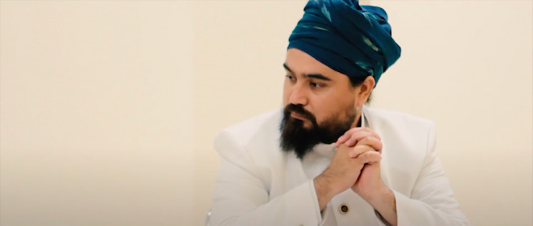 Wayfaring stranger: A still of Afghanistan-born Yogyakarta artist Mumtaz Khan Chopan in artist Elia Nurvista's work, titled “Safeguarding the Curry Burger”. Chopan played as a representative from India in the hypothetical debate regarding the genealogy of a curry burger. (Possibilities of Inauthentic Recipes 2/Elia Nurvista)
