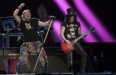 No guns: Axl Rose (left) and Saul “Slash” Hudson of American rock band Guns N’ Roses perform on March 14, 2020 during the Vive Latino 2020 festival at Foro Sol in Mexico City. The band has sued an online gun store called Texas Guns and Roses for name appropriation.