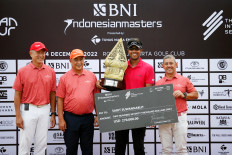 Founder of the Indonesian Masters and chairman of the Asian Tour Jimmy Masrin (left), president director of BNI Royke Tumilaar (second left), winner of the BNI Indonesian Masters 2022 Presented by TNE Sarit Suwannarut (second right) and chairman of TNE Jubilant Arda Harmidy pose for photos at the Prize Giving BNI Indonesian Masters 2022 Presented by TNE at the Royale Jakarta Golf Club in Halim, East Jakarta, on Sunday (4/12/2022). BNI acted as one of the main supporters, pushing BNI's Go Global branding. The bank is once again expanding the BNI International network, which currently has eight overseas outlets spread across various countries.