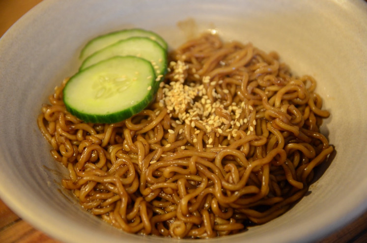 Top tip: To balance the spicyness of Indomie Hype Abis Mi Goreng Rasa Ayam Geprek and Mie Sedaap Korean Spicy Chicken, slice cucumber thinly as a garnish. (Flickr/ofavlxyz)