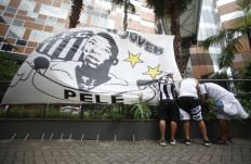 Worried fans keep vigil outside Brazil clinic of football icon Pelé 