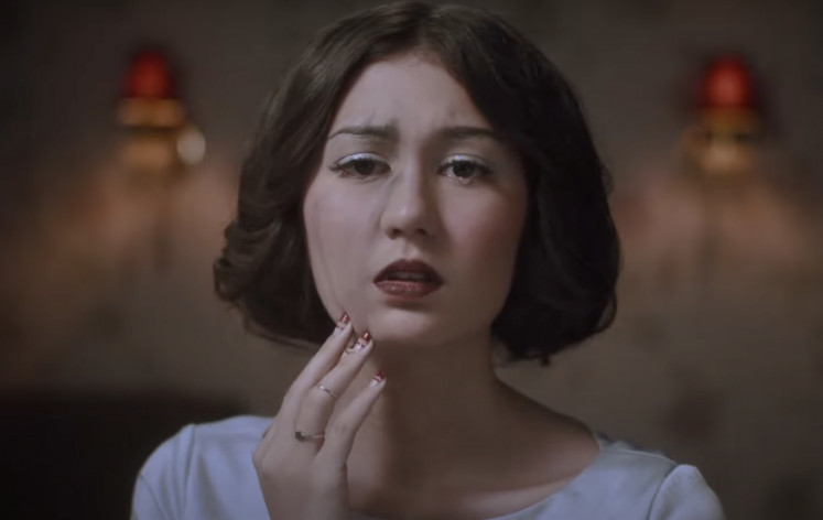 Life and death: Zoe Abbas Jackson is set to portray the late '90s teen idol Nike Ardilla in a biopic web series on STRO TV. (YouTube/Screenshot)