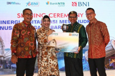 A group photo taken on Tuesday during A memorandum of understanding (MoU) signing ceremony held at Grha BNI in Central Jakarta shows representatives from PT Bank Negara Indonesia (Persero) Tbk, or BNI, and the West Nusa Tenggara Regional Sharia Bank, or Bank NTB Syariah (from left): BNI network and services director Ronny Venir, BNI vice president director Adi Sulistyowati, Bank NTB Syariah president director Kukuh Rahardjo and BNI corporate and international banking director Silvano Rumantir. BNI and Bank NTB Syariah signed the MoU to optimize the mutual use of their products, services, channels and capabilities, and also signed a partnership agreement to issue Domestic Government Credit Cards (KKPD), TapCash Bank NTB Syariah cobranding cards and Sharing Billers. 