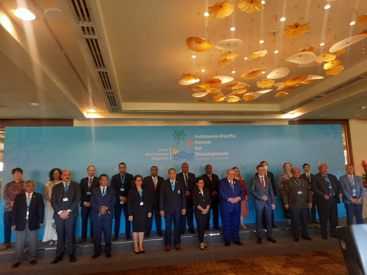Foreign Minister Retno Marsudi (front center) and ministers, senior officials and representatives from Pacific countries and intergovernmental organizations pose for a group photo during the Indonesia-Pacific Forum for Development High Level Dialogue on Wednesday in Nusa Dua, Bali.