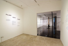 Juxtaposed: The seemingly scarce display of the artwork is seen at “Pulang Pada Tanah” at Selasar Sunaryo Art Space Ruang B. Some of the artwork are rather raw in terms of their treatment, giving off a contrasting feeling towards the space. (Courtesy of Selasar Sunaryo Art Space Archive)