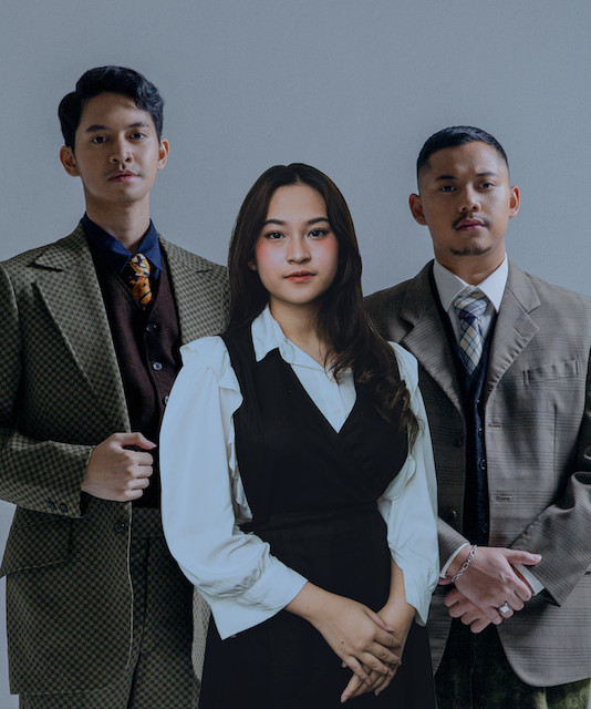 Temporal trio: Tristan Juliano (left) and Zakari “Zaki” Danubrata (right) of alt pop-electronica duo Mantra Vutura pose with folk pop artist Raissa Anggiani, who is the featured vocalist on the duo’s latest single, “aMakna”. (Courtesy of Sun Eater)