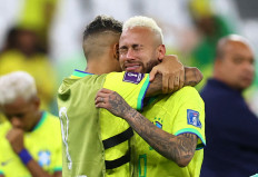 Brazil's Neymar (right) and Raphinha look dejected after losing the penalty shootout to Croatia in the World Cup quarterfinals at Education City Stadium in Doha, Qatar, December 9, 2022.