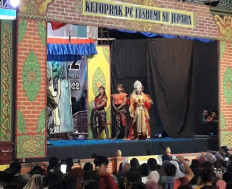 Artists perform a traditional play held in conjunction with the second Indonesian Women's Ulama Congress, hosted by the local pesantren (Islamic boarding school) Hasyim As'yari, in Jepara, Central Java, on Nov.26.