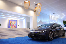 The new Mercedes EQS, the first fully electric luxury design from the German carmaker’s Mercedes-EQ range, is on display in a showroom in this undated handout photo. (Courtesy of Mercedes-Benz)