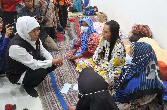 East Java Governor Khofifah Indar Parawansa (left) speaks to residents who were affected by pyroclastic flows of the Semeru volcanic eruption at Penanggal village hall in Lumajang, East Java, on Dec. 5.