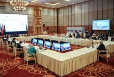East meets West: European Union High Commissioner for Foreign Affairs Josep Borrell (right) attends the EU ministerial meeting as part of the 55th ASEAN Foreign Ministers' meeting in Phnom Penh, on Aug. 4, 2022. 
