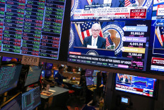 Screens on the trading floor at New York Stock Exchange (NYSE) display the Federal Reserve Chair Jerome Powell during a news conference after the Federal Reserve announced interest rates will raise half a percentage point, in New York City, U.S., December 14, 2022. 