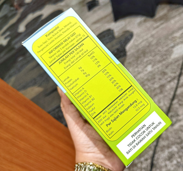 Check the ingredients: Pictured is a dummy box of a non-actual product during a discussion with Nutrifood at The Akmani Hotel, Jakarta. Consumers are advised to read the food label and nutrition contained in processed foods and drinks. (JP/Sylviana Hamdani)