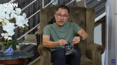 Ask Dad: Actor Lukman Sardi teaches viewers how to tie their shoelaces in a series called “Ayah Bagaimana Bila Aku“ (ABBA) to help fatherless kids get through life challenges. (YouTube/Daniel Mananta Network)