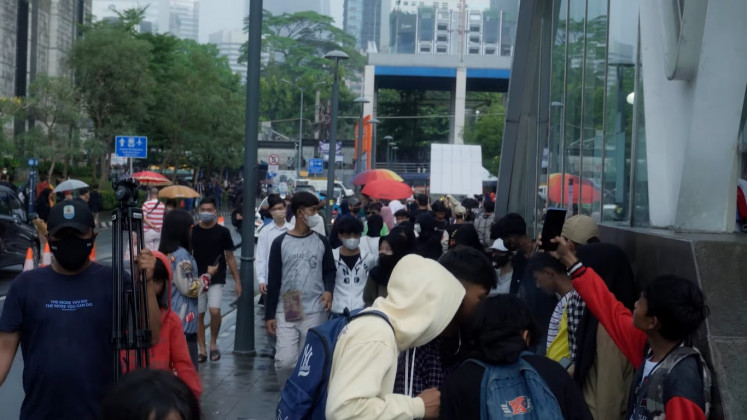 Short-lived fashion scene: A look at the Citayam Fashion Week craze at the Dukuh Atas area in Jakarta, which was packed with residents of Citayam and its surrounding satellite cities. (Screenshot/YouTube)