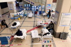COVID-19 coronavirus patients lie on hospital beds in the lobby of the Chongqing No. 5 People's Hospital in China's southwestern city of Chongqing on December 23, 2022. 
