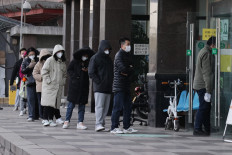 People queue to buy antigen test kits at a pharmacy amid the COVID-19 pandemic in Xian, in China's northern Shaanxi province on December 20, 2022. 
