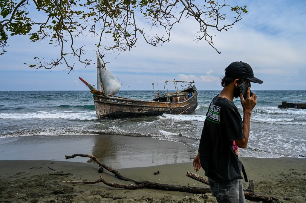 Rohingya Refugee Boat Lands In Aceh After A Month At Sea - Archipelago ...