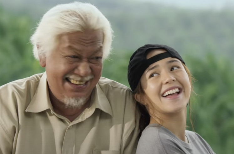 Breakthrough: Cut Beby Tshabina (right) secures her cinematic breakthrough role opposite Deddy Mizwar (left) in 2022's “Naga Naga Naga“. The former will be next seen in a biopic about Hamka. (Screenshot/YouTube)