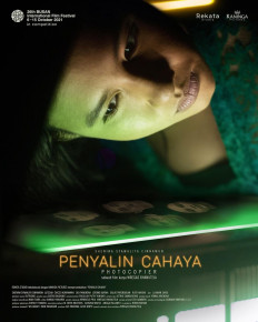 Impressive debut: Rising filmmaker Wregas Bhanuteja tells the story of exploitation and gender-based violence in his award-winning debut film 'Penyalin Cahaya'. (Instagram/Penyalin Cahaya @penyalincahaya)
