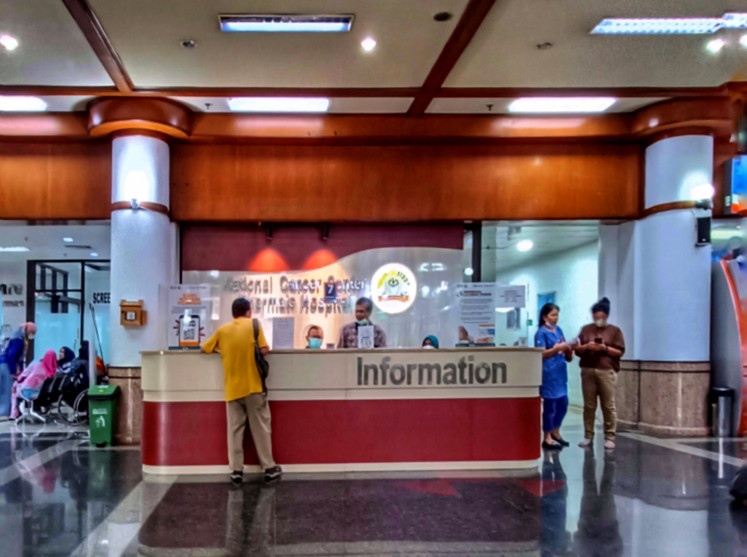 Project ECHO: Pictured is the information desk at Dharmais Hospital in Jakarta. Dharmais focuses on breast cancer treatment, pediatric cancer treatment and early detection of breast cancer in the Extension for Community Healthcare Outcomes (ECHO) project. (JP/Sylviana Hamdani)