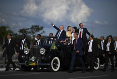 Brazil's new President Luiz Inacio Lula da Silva (left) waves at supporters as he arrives with his wife First Lady Rosangela 'Janja' da Silva (second left), new Vice-President Geraldo Alckmin (right) and his wife Maria Lucia Ribeiro Alckmin at Planalto Palace after their inauguration ceremony at the National Congress, in Brasilia, on January 1, 2023.