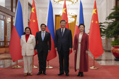 This handout photograph released by the Philippine's Office of the Press Secretary and taken on January 4, 2023 shows Philippine President Ferdinand Marcos Jr (2nd left) and his wife Louise Marcos (left) posing for a photo with China's President Xi Jinping (2nd right) and his wife Peng Liyuan (right) during a welcome ceremony at the Great Hall of People in Beijing. 
