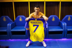 Al-Nassr's new Portuguese forward Cristiano Ronaldo holds the club's number 7 jersey ahead of his unveiling ceremony at the Mrsool Park Stadium in the Saudi capital Riyadh on Jan. 3, 2023.