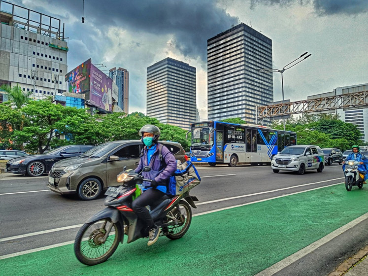 Vehicles vs. emission: Pictured is traffic on Jl. Sudirman, Central Jakarta, on Jan. 5, 2023. According to a new study by Greenpeace Indonesia and Resilience Development Initiative (RDI), Jakarta generated 22.8 million tonnes of carbon dioxide in 2020.  (JP/Sylviana Hamdani)