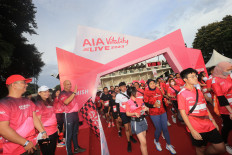 AIA president director, Sainthan Satyamoorthy (third from left), with AIA chief marketing officer, Kathryn Parapak (second left), after the 5-kilometer fund and run flag off at the AIA Vitality Live 2023. Throughout 2022, AIA Vitality users racked up 3.7 million kilometers in total, the equivalent of five roundtrips to the moon.
