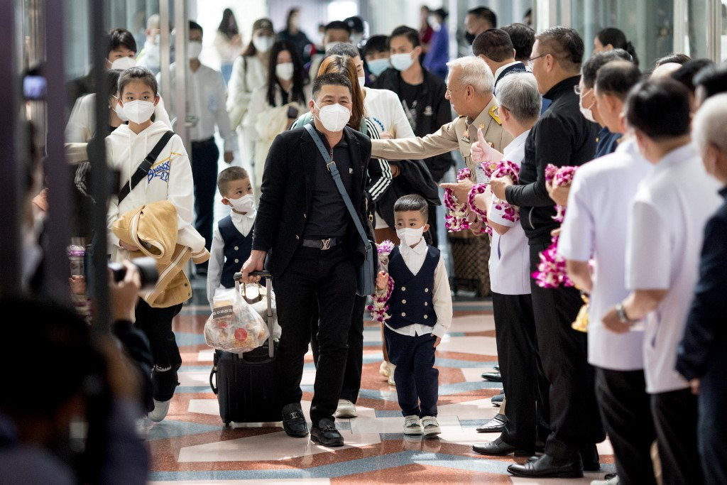 Bunga dan masker saat turis Tiongkok kembali ke Thailand