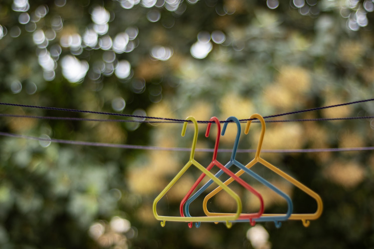 การออกไปเที่ยว: ไม้แขวนเสื้อเป็นสิ่งจำเป็นสำหรับการซักผ้าและการจัดเก็บที่ดีขึ้น (Unsplash / Nikhil Singh)