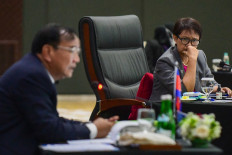 Foreign Minister Retno LP Marsudi (right) looks on as Cambodia's Foreign Minister Prak Sokhonn (left) speaks during the Special ASEAN Foreign Ministers' Meeting at the ASEAN Secretariat building in Jakarta on Oct. 27, 2022.