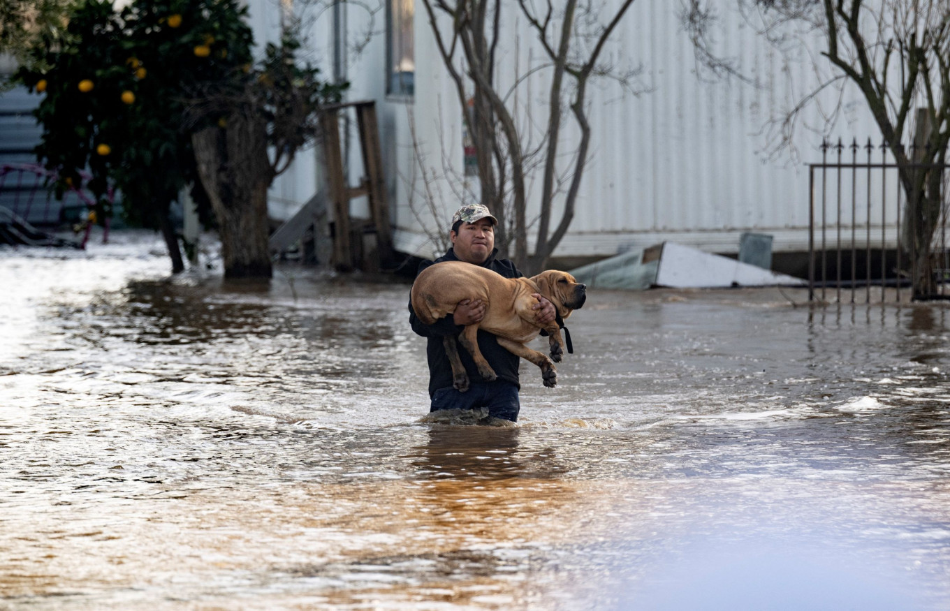 Tens of thousands evacuated amid California storms – Thu, January 12 2023