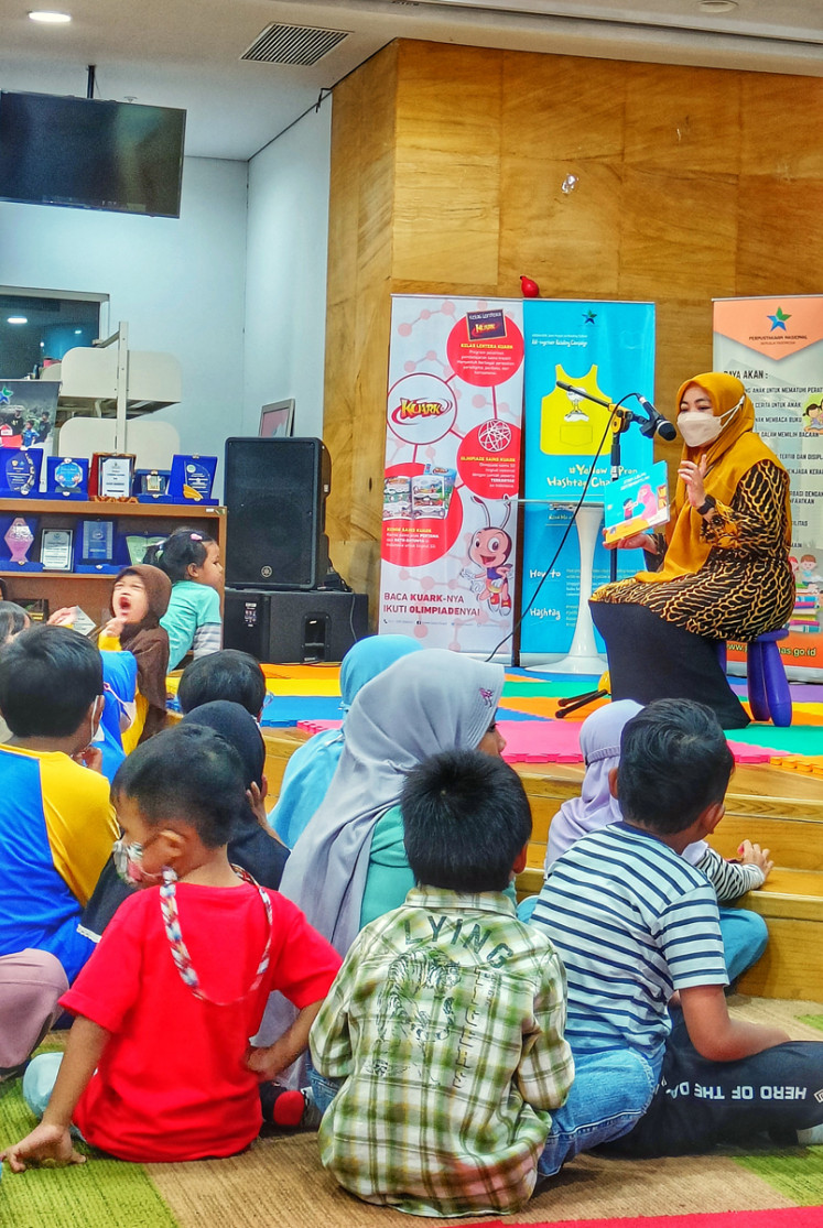 Sharing stories: Primadita reads aloud to a group of children at the Kids Services Center of the National Library on Dec. 22, 2022. (JP/Sylviana Hamdani)