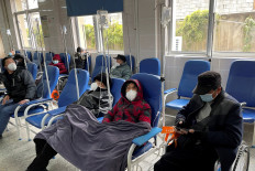 Chinese fret over infecting elderly as holidays prompt COVID warnings