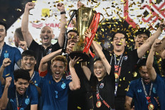 Thailand's football team celebrates with the trophy after winning the AFF Cup final football match against Vietnam at Thammasat Stadium in Bangkok on January 16, 2023. 
